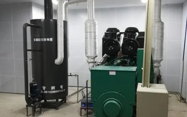 康明斯柴油發電機組及儲油箱.png